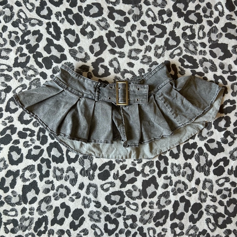 Grey belt buckle mini skort